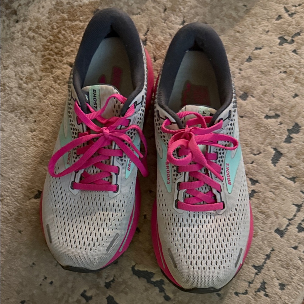 Brooks Ghost 14 Women's Athletic Shoes in Gray and Pink